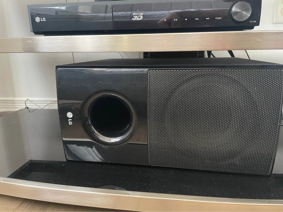LG 5.1 Home Theater System - Tallboy Speakers, Blu-ray Player - photo 4