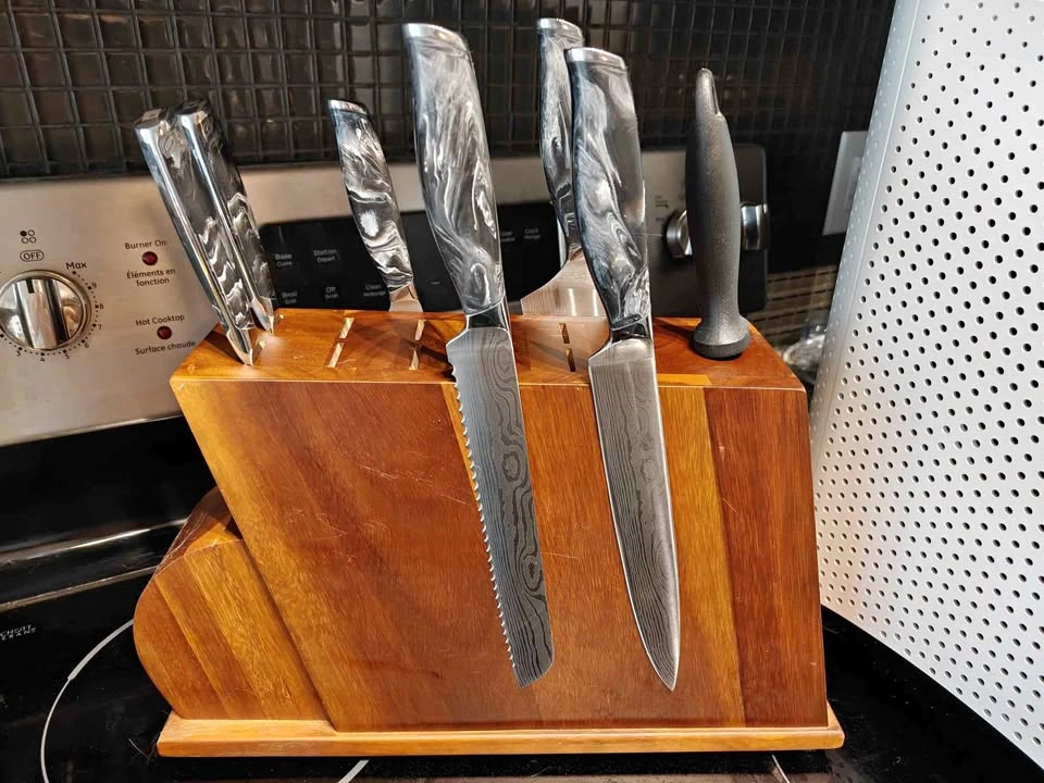 Knives with Magnetic Block