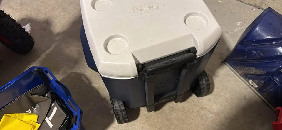 Coleman Cooler on Wheels image indicator(3)