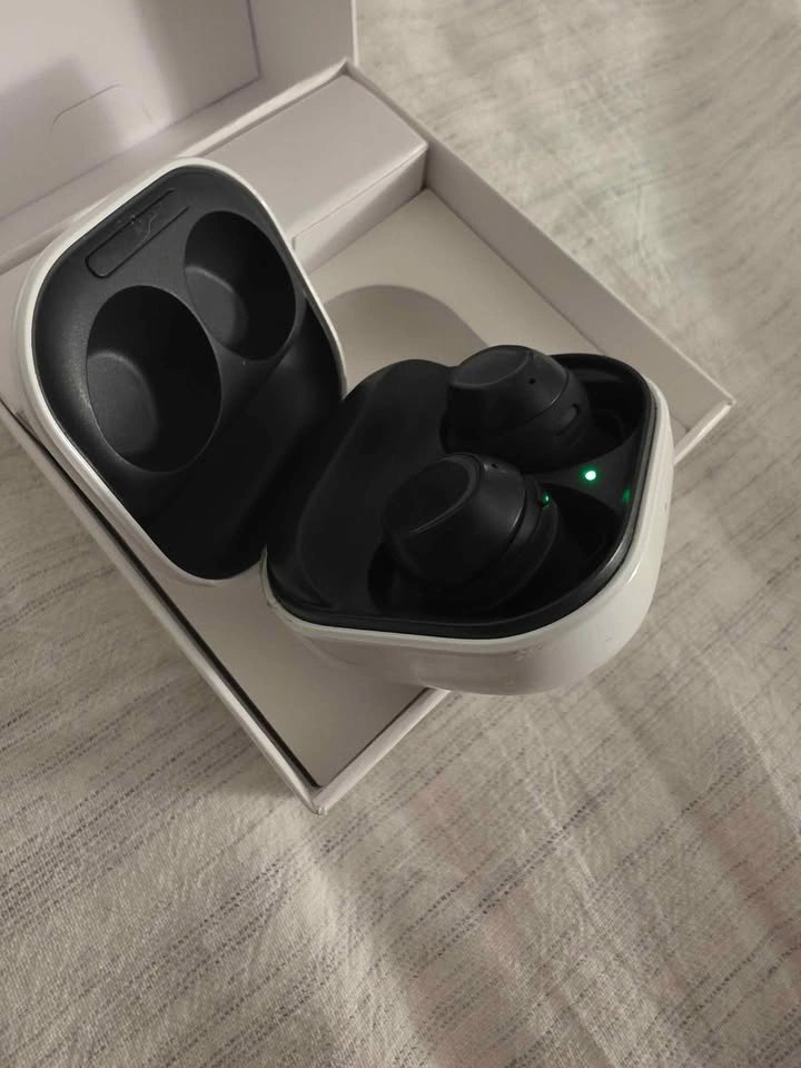 Samsung Galaxy Buds FE Bundle - Like New - photo 2