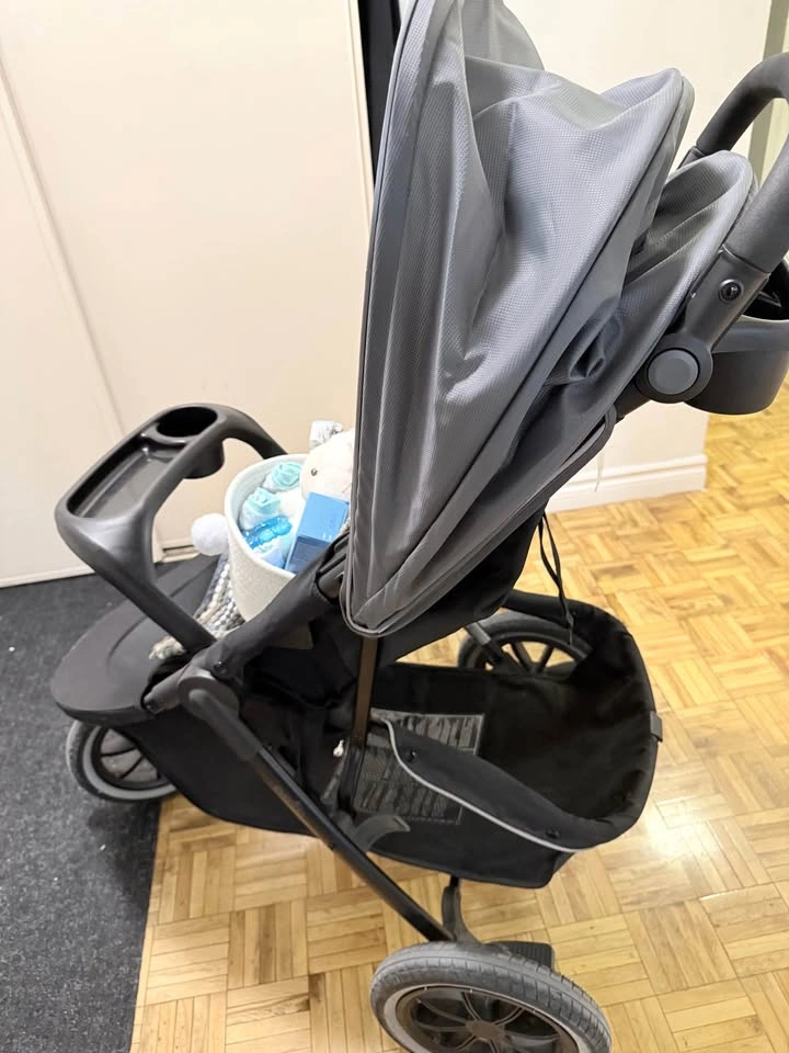 Evenflo Jogger Stroller – Black/Grey – Great Condition - photo 3