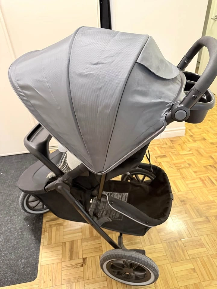 Evenflo Jogger Stroller – Black/Grey – Great Condition - photo 4