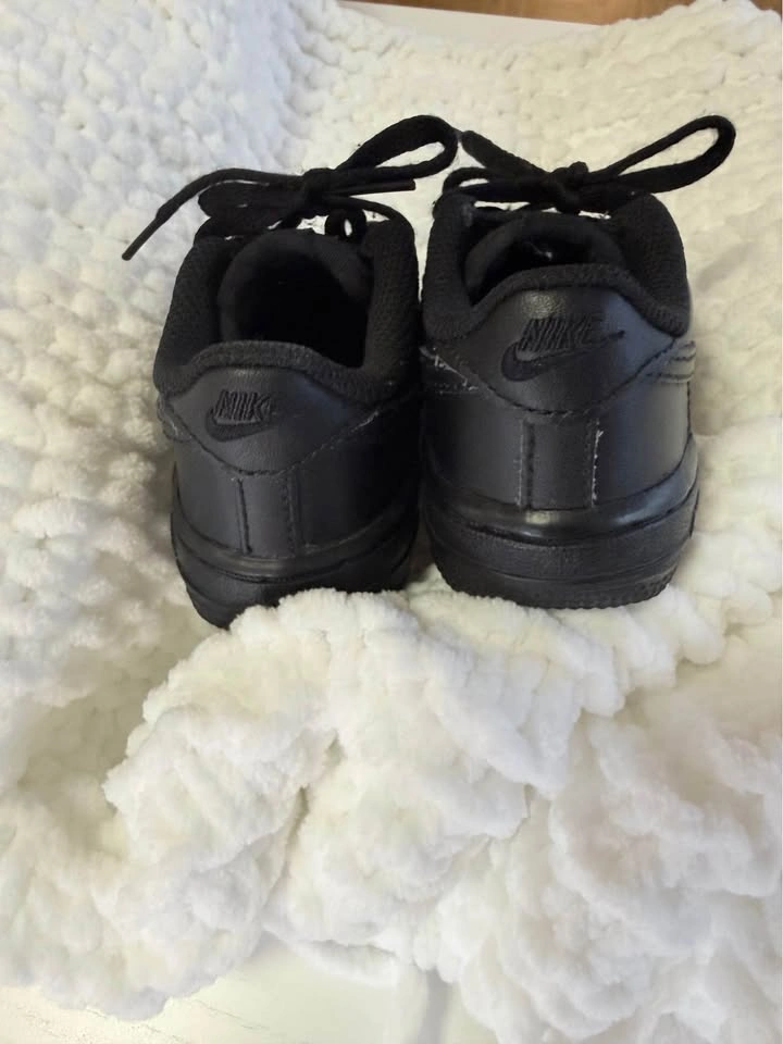 Nike Toddler Shoes – Black – 6C - photo 2