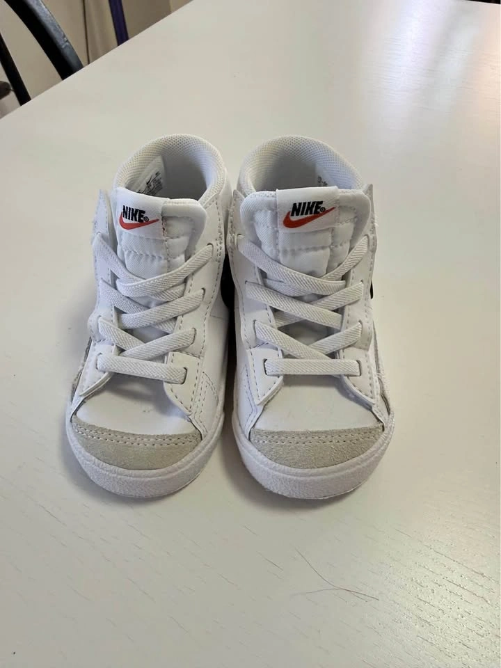 Nike Toddler Shoes – Size 6C (White & Black) – Excellent Conditi