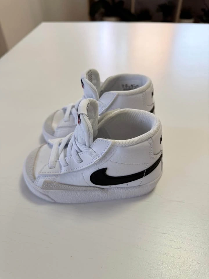 Nike Toddler Shoes – Size 6C (White & Black) – Excellent Conditi - photo 2