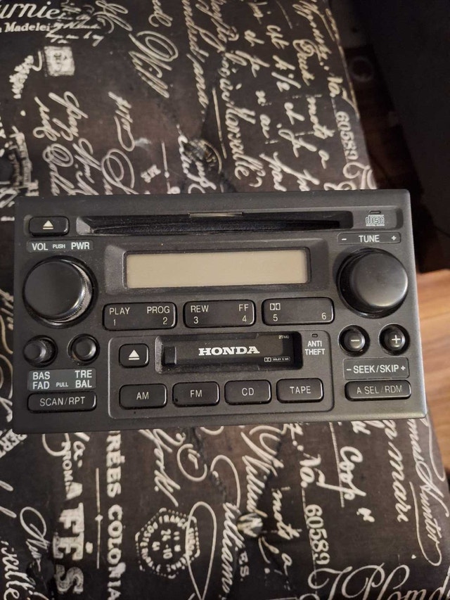 2000-01 Honda CRV AM/FM/CD/Cassette Radio OEM