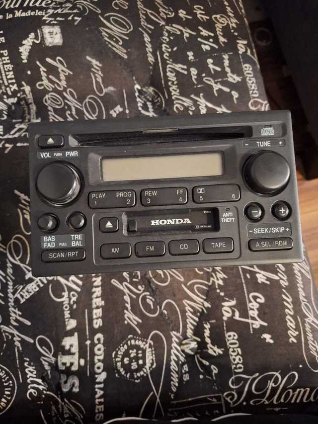 2000-01 Honda CRV AM/FM/CD/Cassette Radio OEM - photo 2