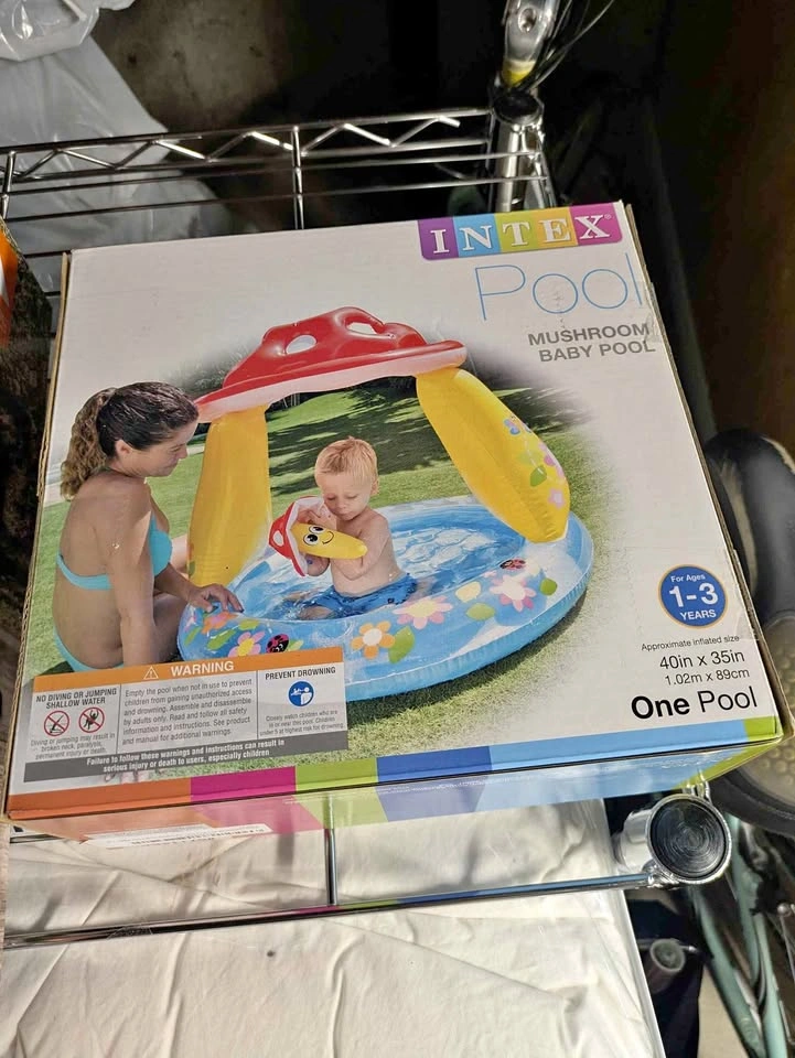 Baby mushroom pool + hand pump (to inflate it)