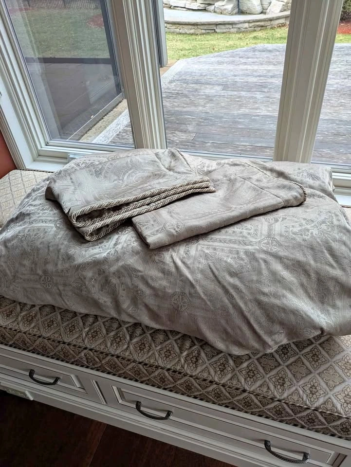 Vintage queen sized duvet with matching pillow shams