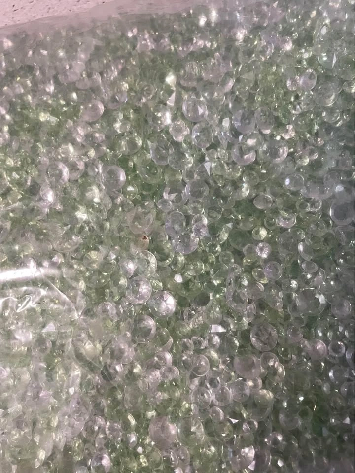 Acrylic diamond confetti for vase - photo 2