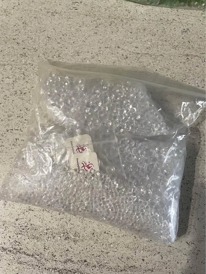 Acrylic diamond confetti for vase - photo 3