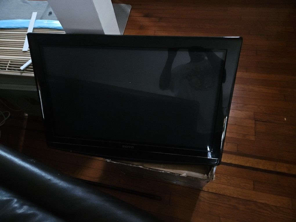Soyo 39 Inch TV - No Remote, Wall Mounted