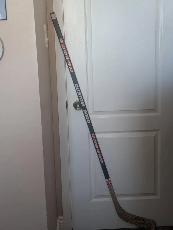 BOBBY HULL #9 (HOF) AUTOGRAPHED STICK(s) image indicator(2)