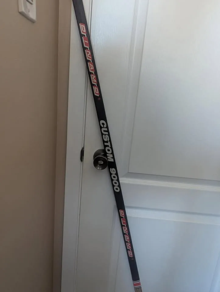 BOBBY HULL #9 (HOF) AUTOGRAPHED STICK(s) image indicator(3)