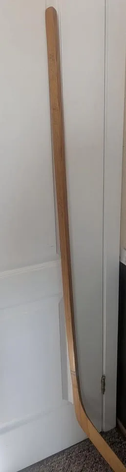 TORONTO MAPLE LEAFS 1968 SIGNED HOCKEY STICK image indicator(2)