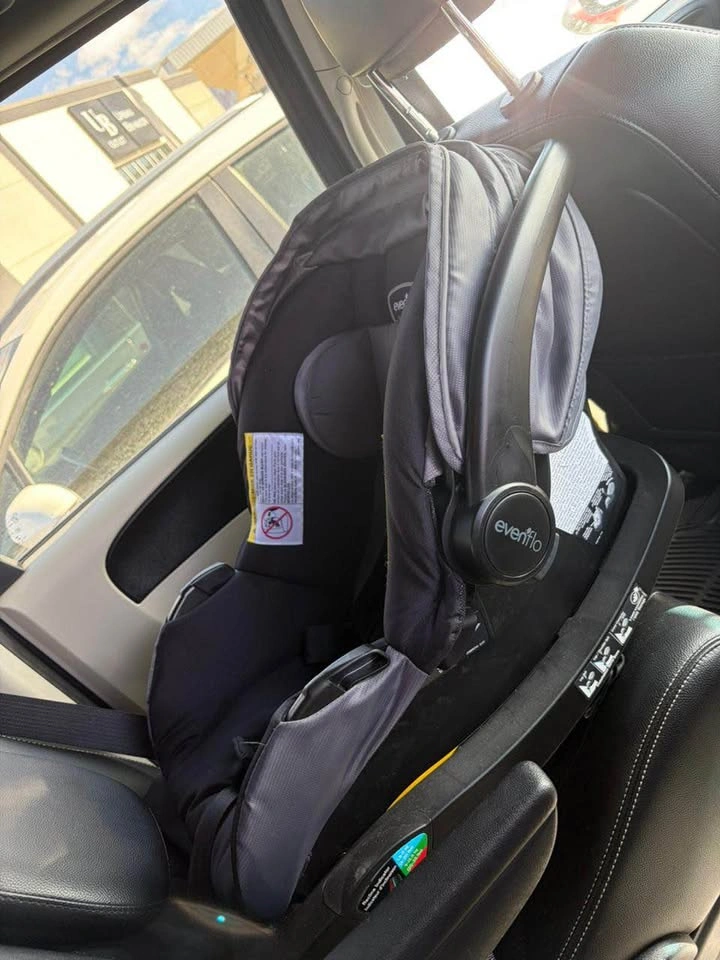 Evenflo infant car seat with base - photo 2