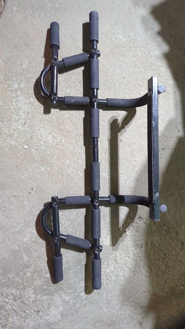 Doorway pull-up bar