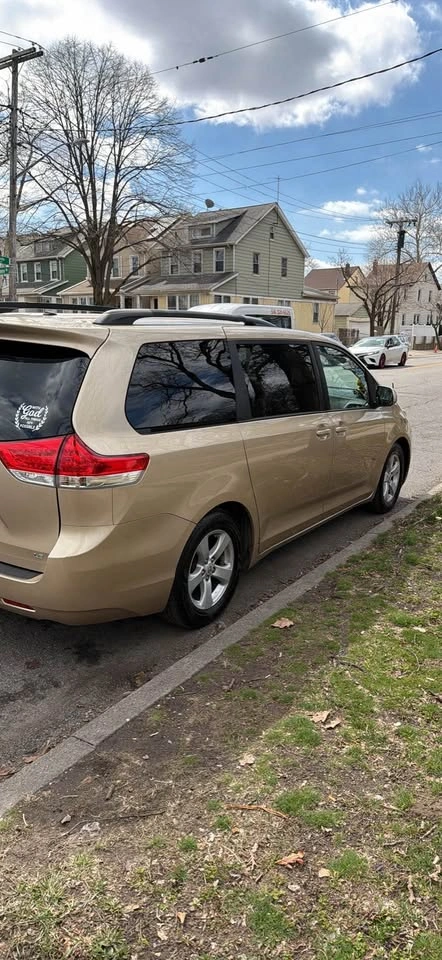Toyota Sienna LE 2011