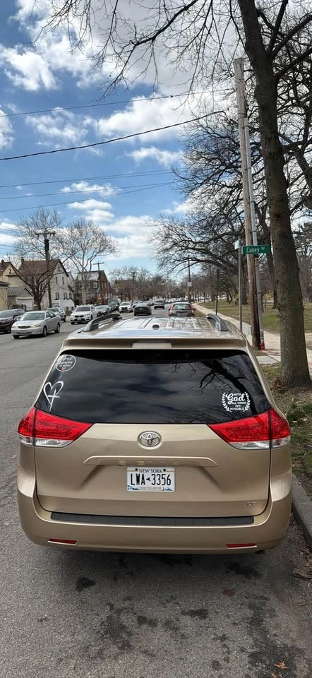 Toyota Sienna LE 2011 - photo 2