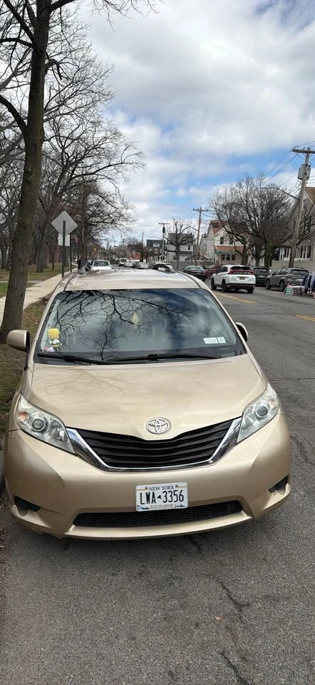 Toyota Sienna LE 2011 - photo 3