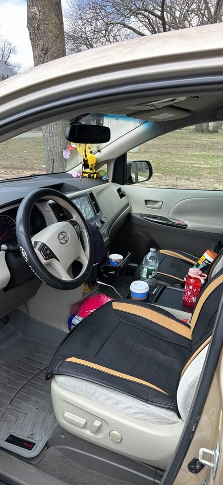 Toyota Sienna LE 2011 - photo 4