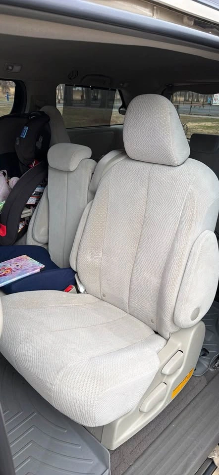 Toyota Sienna LE 2011 - photo 5