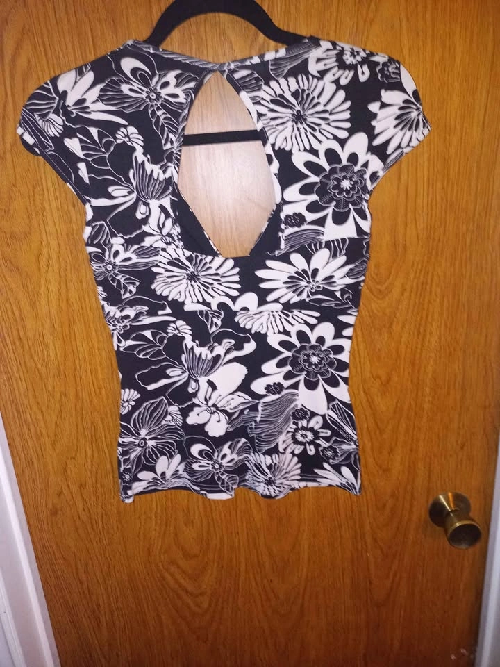 Woman's M Le Chateau shirt - photo 2