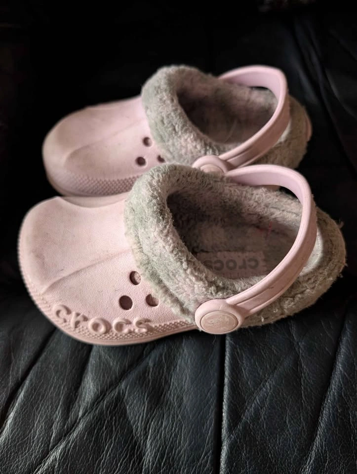 Toddler Girl Fleece Lined Crocs - Size 7 - photo 2