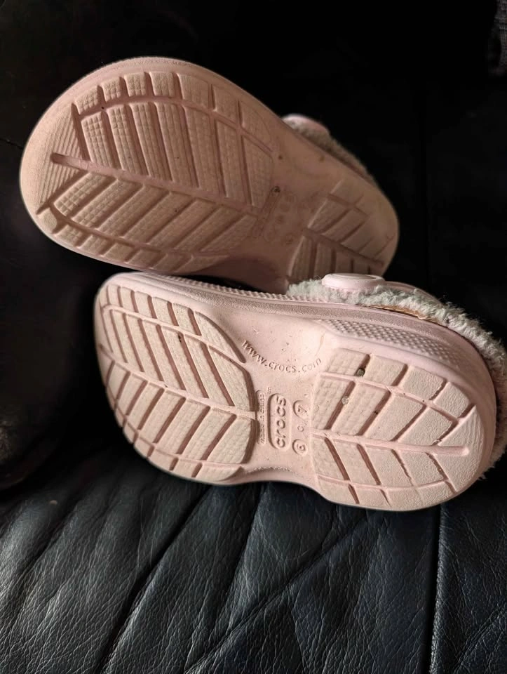Toddler Girl Fleece Lined Crocs - Size 7 - photo 3