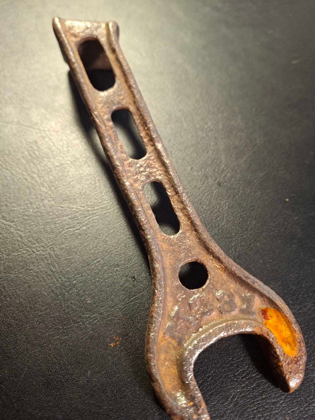 Old Wrench - photo 2