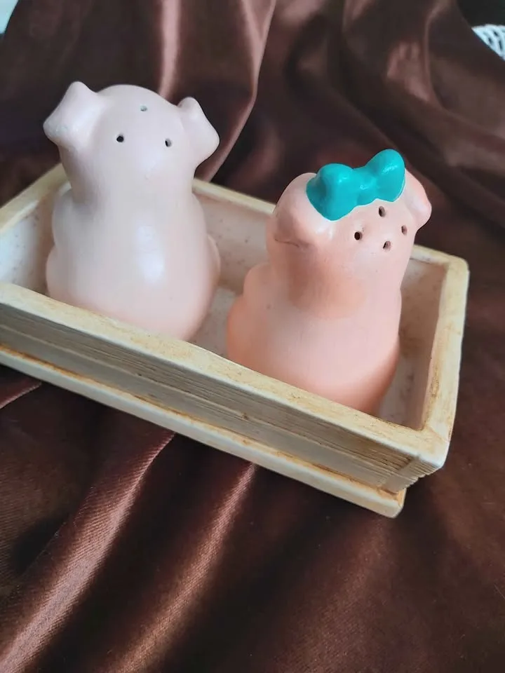 Vintage salt and pepper with tray image indicator(2)