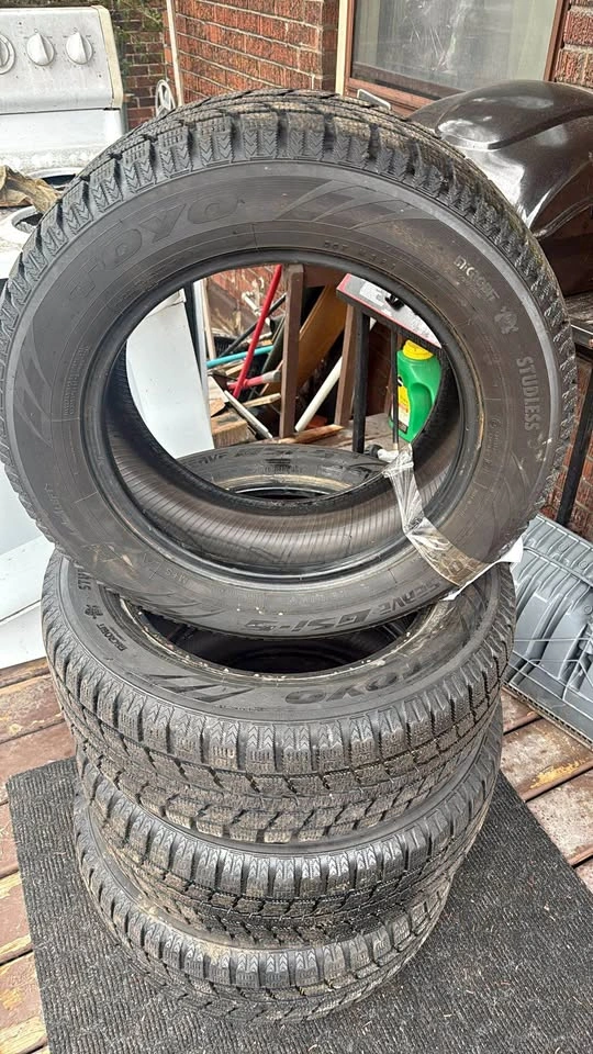 4x Toyo Winter Tires 215/60R16 - Excellent Condition