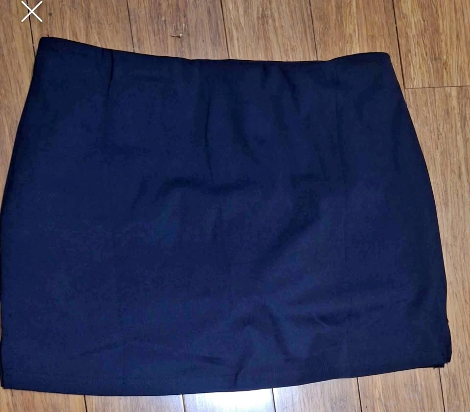 Black mini skirt - medium