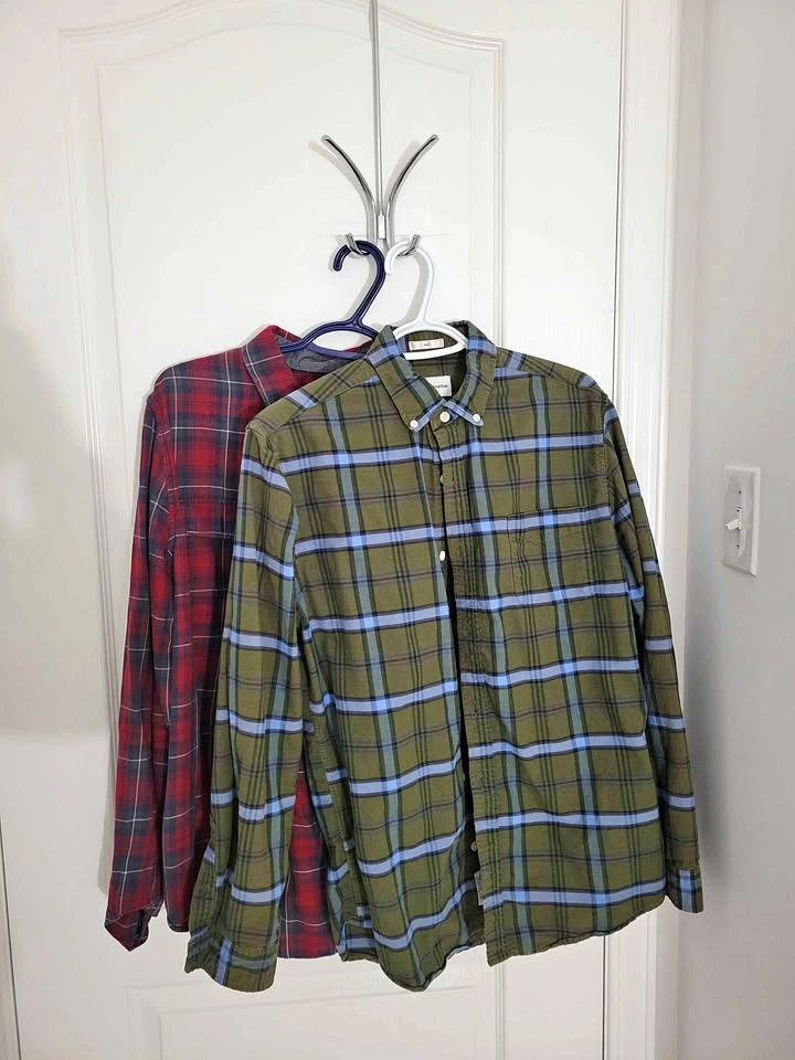 Mens casual long sleeve shirts! Sizes: M and S.
