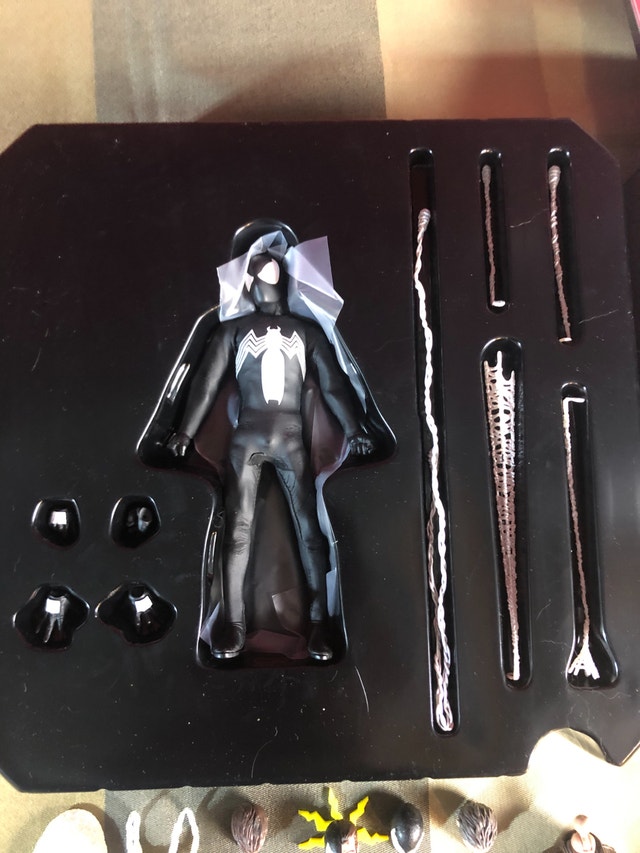 Mezco Symbiote Spider-Man - photo 3