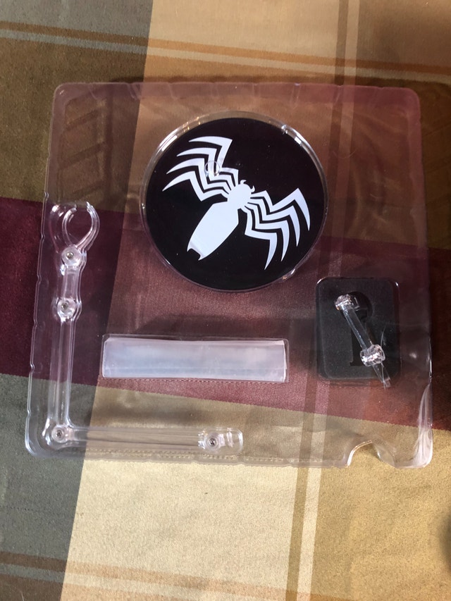 Mezco Symbiote Spider-Man - photo 5
