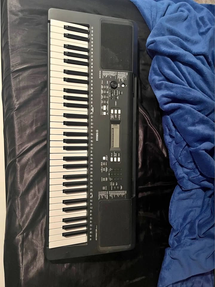 Yamaha Keyboard Piano w/ Stand