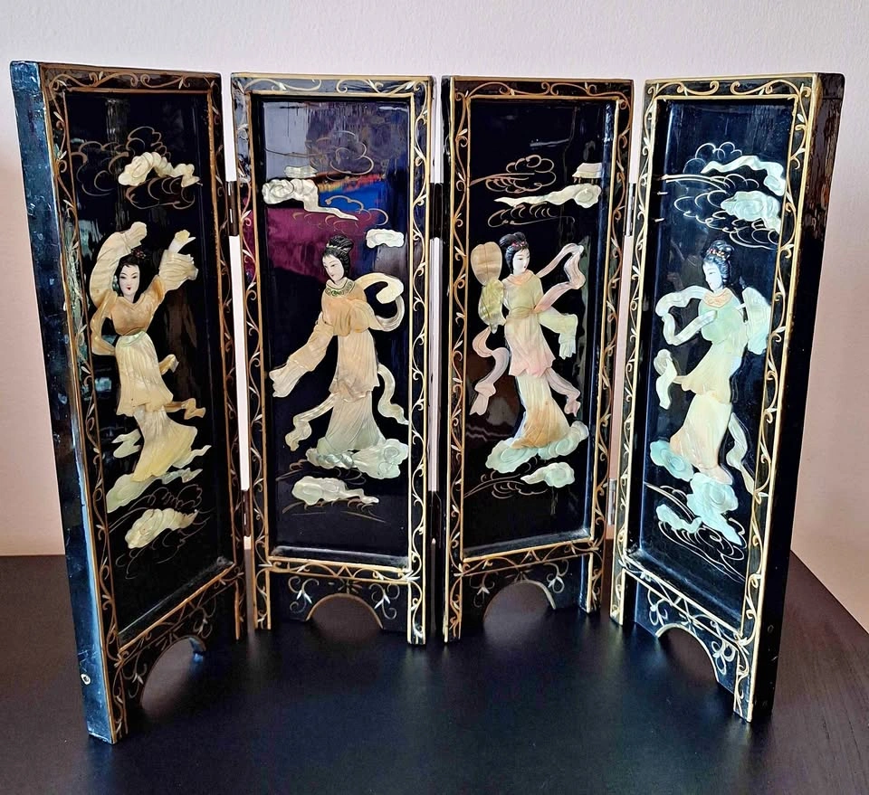 Table Top Vintage Oriental Black Lacquer Geisha Screen