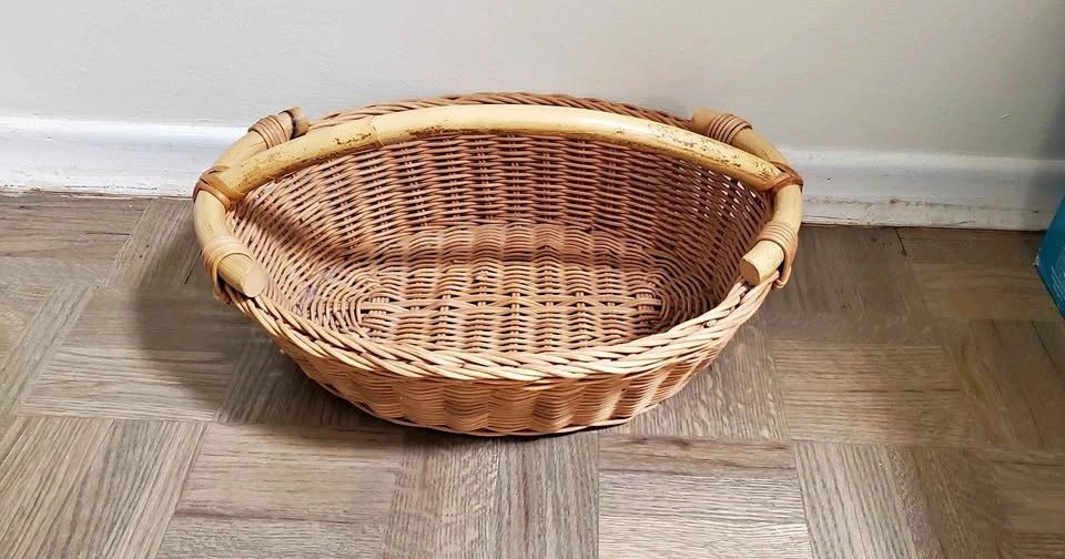 Sturdy oval basket