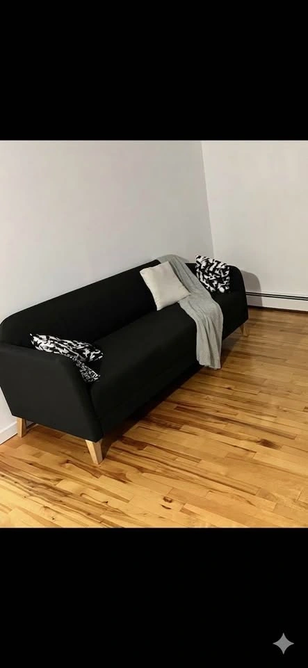 Modern Black Sofa – Great Condition - 77.5 inch long - photo 4