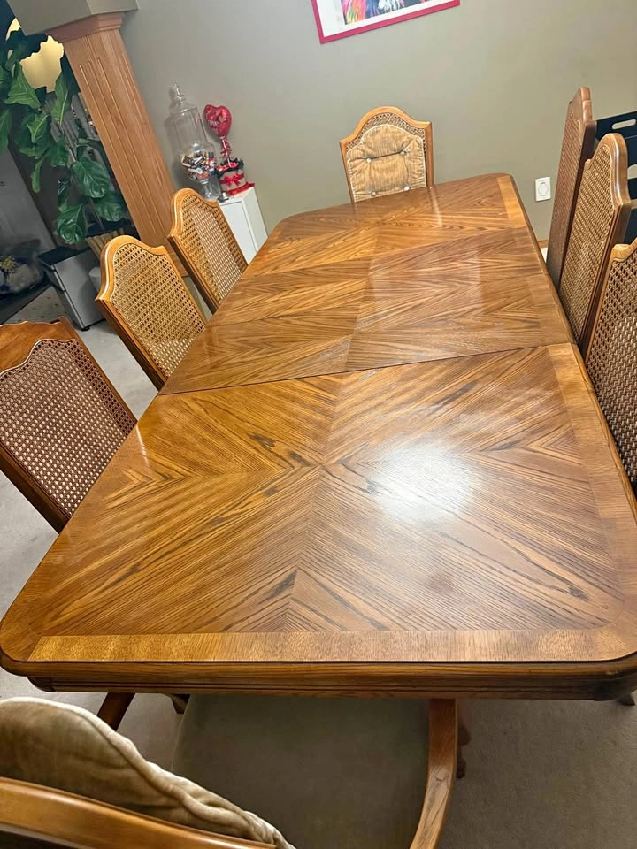 Extendable Dining Table - Seats 4-8