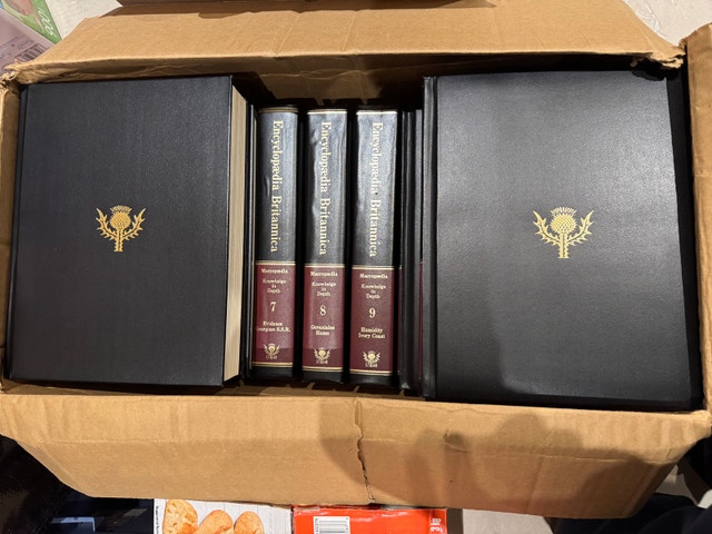 Encyclopedia Britannica Set: Macropaedia 15th Ed + Yearbooks