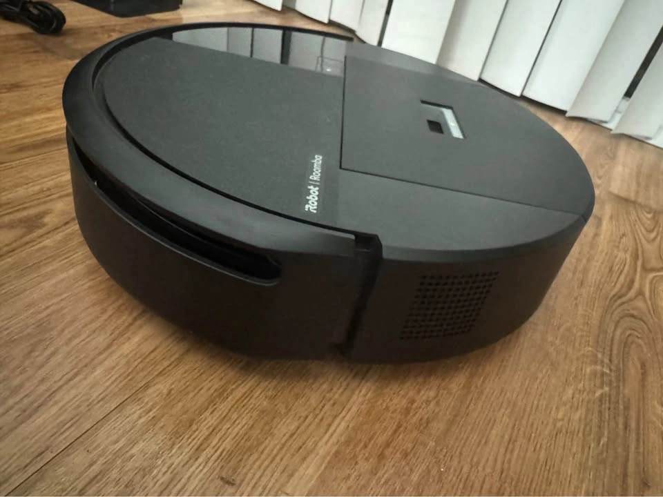 iRobot Roomba Robot Vacuum – Like New – Alexa Compatible – No Do - photo 4