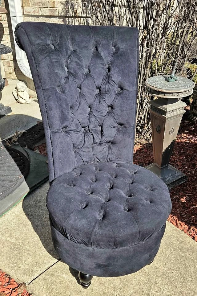 Luxury Button-Tufted Blue Velvet Accent Chair