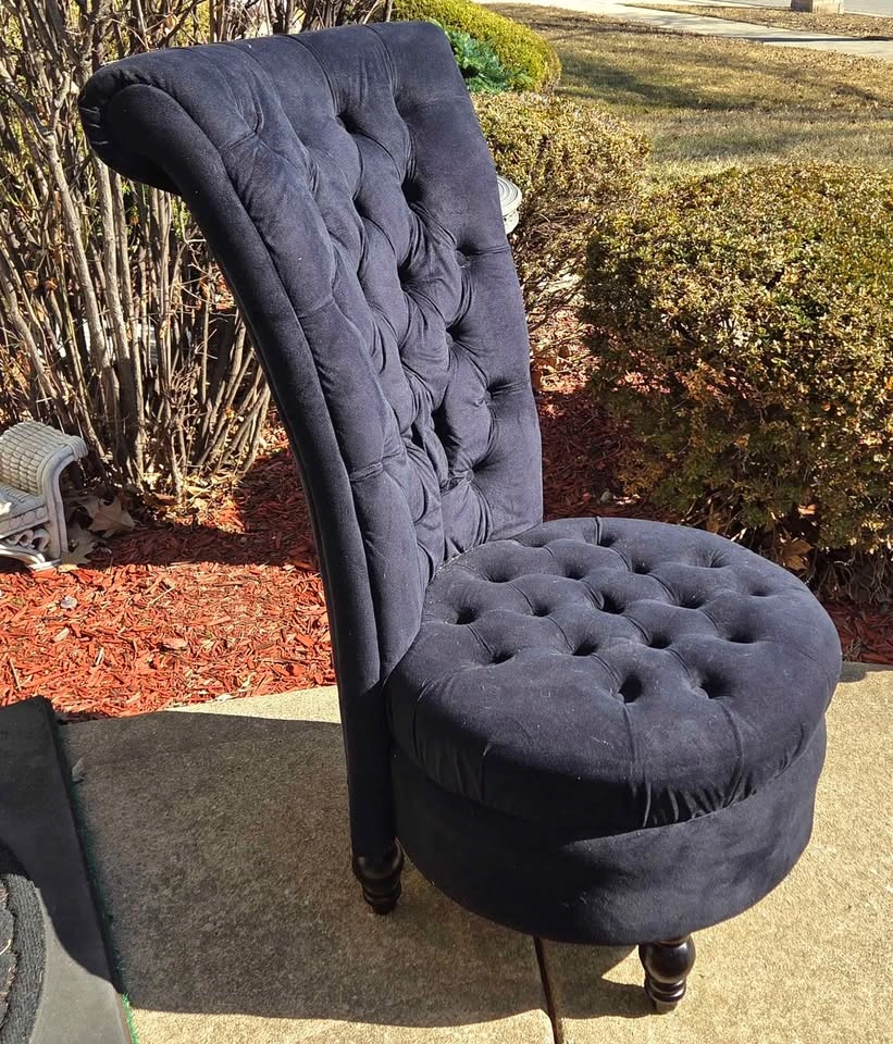 Luxury Button-Tufted Blue Velvet Accent Chair - photo 3