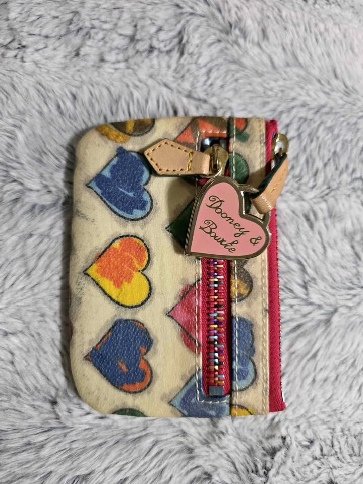 Dooney & Bourke Vintage Heart Coin Purse / Cartera de Corazones