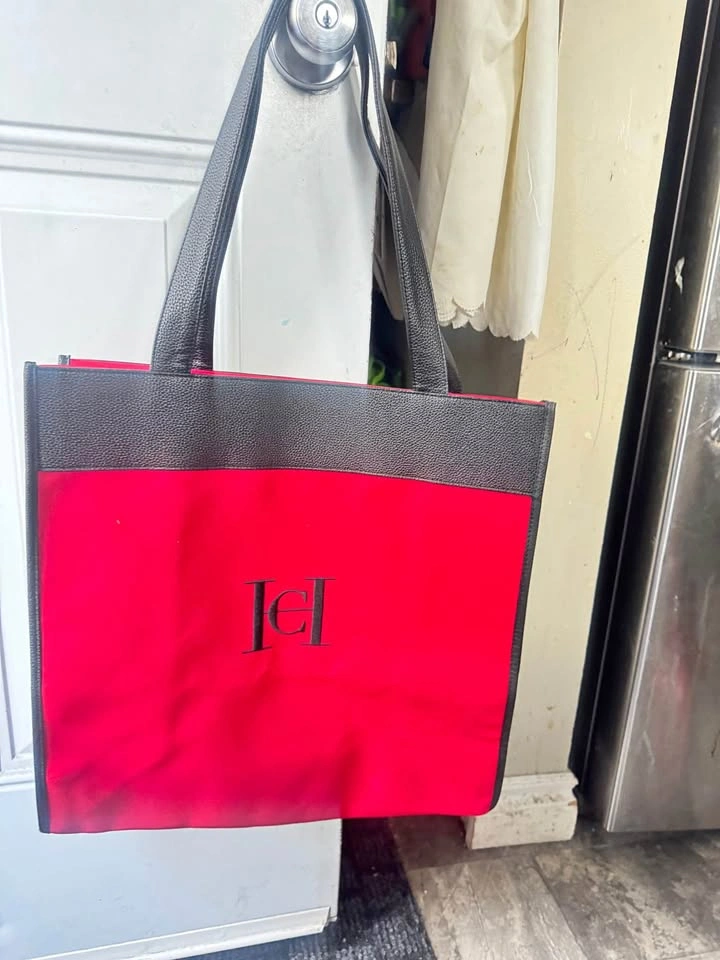 Brand new Carolina Herrera Very Good girl beauty tote, $15 firm