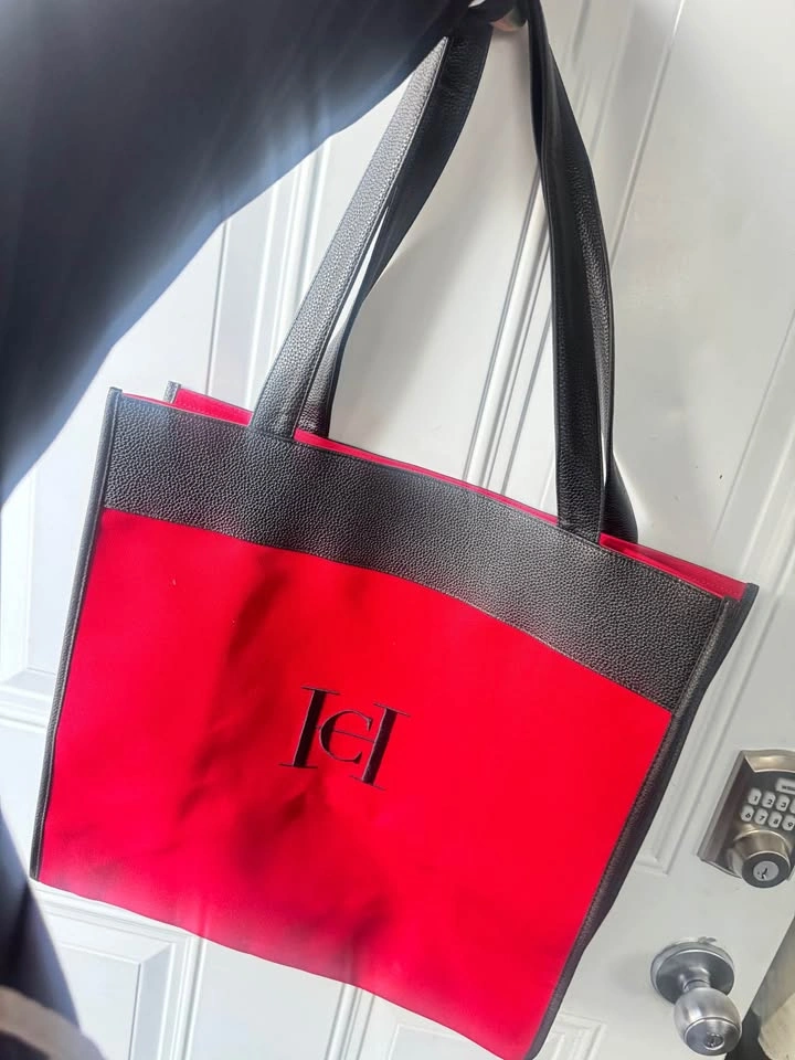 Brand new Carolina Herrera Very Good girl beauty tote, $15 firm - photo 3