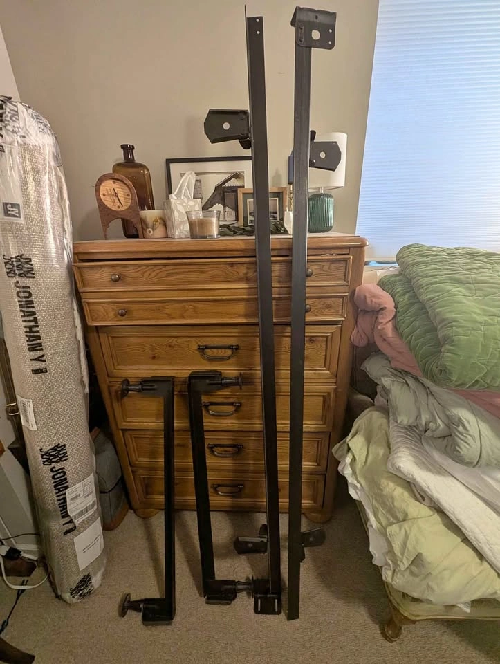 Twin bedframe Sturdy and easy! Please pick up today!