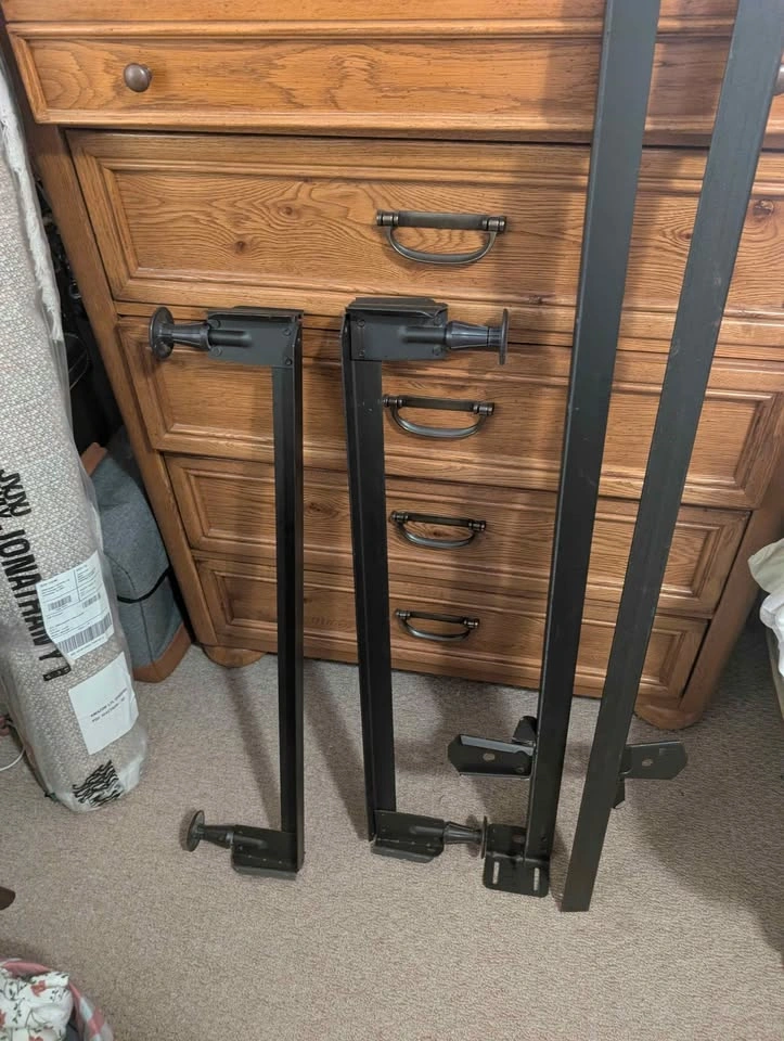 Twin bedframe Sturdy and easy! Please pick up today! - photo 2